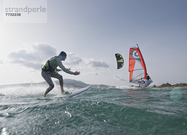 Windsurfer surfer Kitesurfer Küste vorwärts