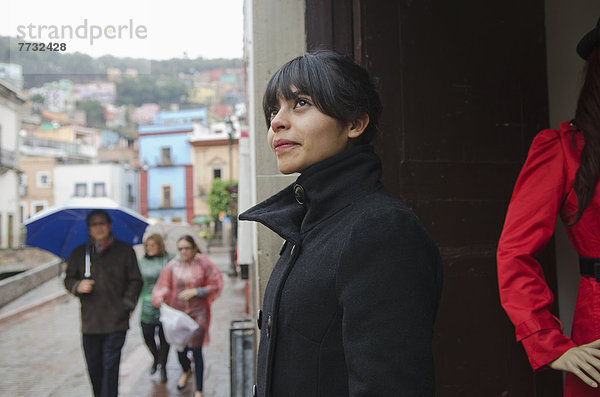 zeigen  Frau  verstecken  Regen  Laden  Mexiko  jung  Guanajuato