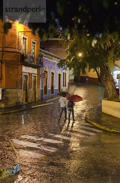 Mensch  Menschen  gehen  Abend  Regenschirm  Schirm  Regen  Mexiko  Guanajuato