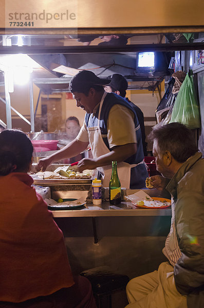 Straße Mexiko Kunde Seitenansicht essen essend isst Guanajuato Taco