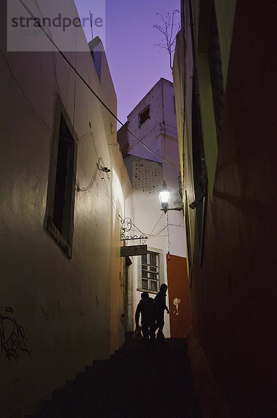 hoch  oben  Mensch  Menschen  gehen  Nacht  Silhouette  Gasse  Mexiko  Guanajuato  schmal