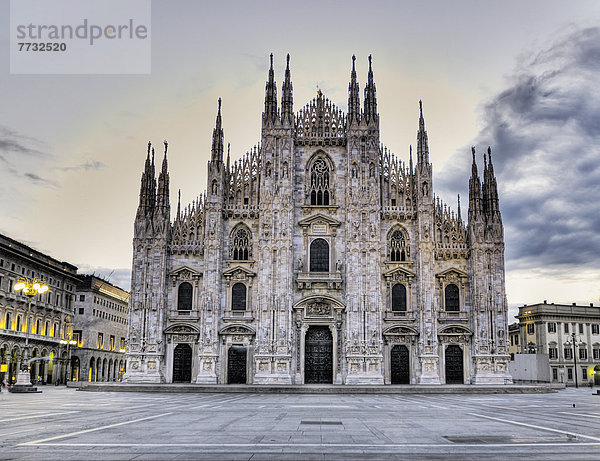 Blick auf Mailand-Kathedrale auf der Piazza del Duomo bei Sonnenaufgang  Mailand  Italien