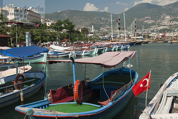 Fischereihafen Fischerhafen nehmen warten Tourist Kreuzfahrtschiff Alanya Türkei Antalya