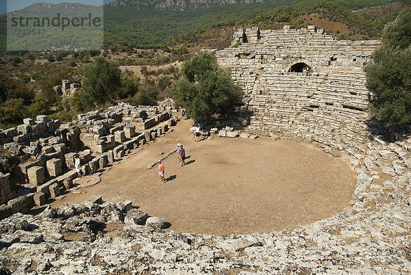 Bühne Theater  Bühnen  Truthuhn  stehend  4  Mensch  Menschen  Ziehbrunnen  Brunnen  aufheben  Türkei