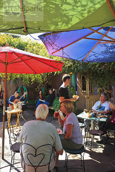 Vereinigte Staaten von Amerika  USA  Restaurant  Menschenmenge  Innenstadt  Mittagessen  New Mexico  Santa Fe  Schuppen