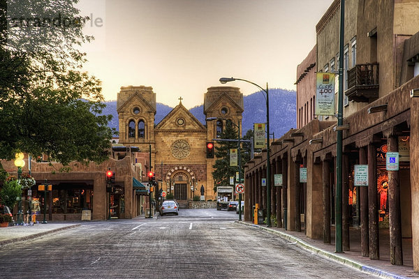 Vereinigte Staaten von Amerika USA sehen Straße Morgendämmerung Kathedrale Assisi New Mexico Santa Fe