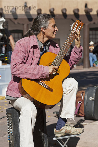 Vereinigte Staaten von Amerika  USA  Tourist  Geschichte  Stadtplatz  zeigen  Gitarrist  Innenstadt  New Mexico  Santa Fe