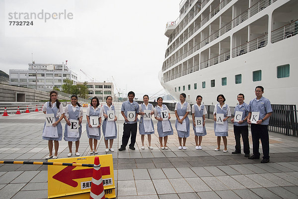 Außenaufnahme Angestellter grüßen halten Tokyo Hauptstadt Zeichen Schiff Wort Kreuzfahrtschiff Japan