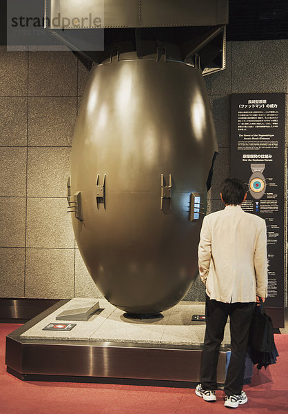 Mann  Museum  Besuch  Treffen  trifft  Veranstaltung  Bombe  Ausstellung  Japan  Nagasaki