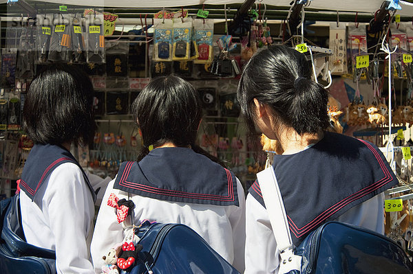 zeigen Teekanne Landstraße sehen 3 Mädchen Japan Kyoto