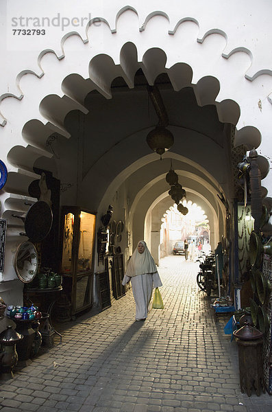 Korridor  Korridore  Flur  Flure  Frau  bedecken  gehen  Tasche  kaufen  Marrakesch  Marokko