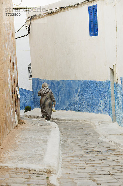 Rabat  Hauptstadt  zwischen  inmitten  mitten  Frau  gehen  Gebäude  Straße  Stadt  Marokko  alt  Rabat