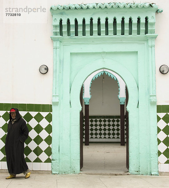 Außenaufnahme  stehend  Mann  Gebäude  grün  weiß  Fliesenboden  Casablanca  Marokko