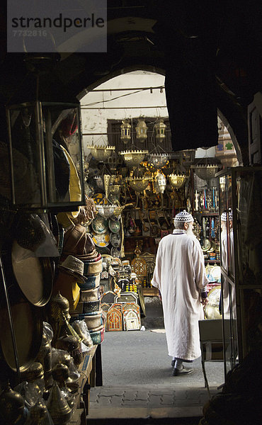 zwischen  inmitten  mitten  Senior  Senioren  Mann  gehen  verkaufen  Casablanca  Marokko