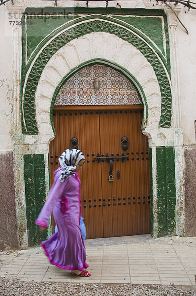 Farbaufnahme Farbe gehen Eingang Kleidung verziert Fußgänger Helligkeit Casablanca Marokko