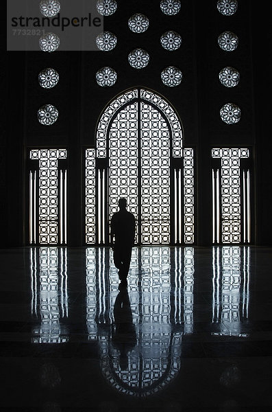 stehend  Boden  Fußboden  Fußböden  Wand  Silhouette  Helligkeit  Mensch  Spiegelung  verziert  frontal  Casablanca  Marokko  Moschee