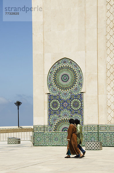 Außenaufnahme  Mensch  Menschen  gehen  Casablanca  Marokko  Moschee