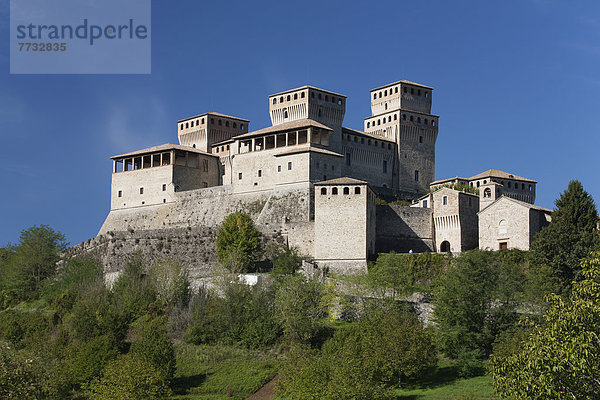 Stein  Palast  Schloß  Schlösser  Himmel  Hügel  blau  Emilia-Romangna  Italien