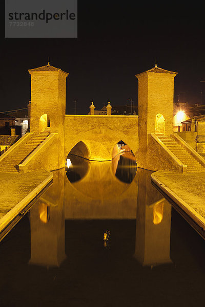 Stufe  Wasser  Stein  Nacht  Spiegelung  Brücke  Emilia-Romangna  Italien