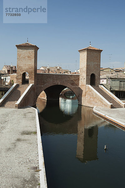 Stufe  Wasser  Stein  Spiegelung  Brücke  Emilia-Romangna  Italien