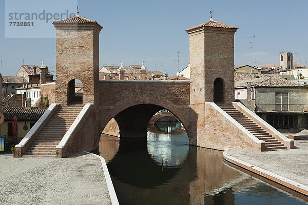 Stufe  Wasser  Stein  Spiegelung  Brücke  Emilia-Romangna  Italien