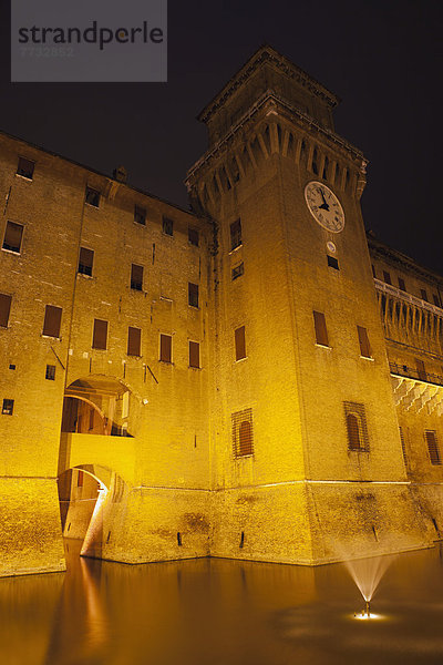 beleuchtet  Wand  Nacht  Castello  Emilia-Romangna  Ferrara  Italien