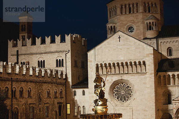 beleuchtet  Springbrunnen  Brunnen  Fontäne  Fontänen  Steinmauer  Nacht  Hintergrund  Kathedrale  Palast  Schloß  Schlösser  Wassermann - Sternzeichen  Zierbrunnen  Brunnen  Italien