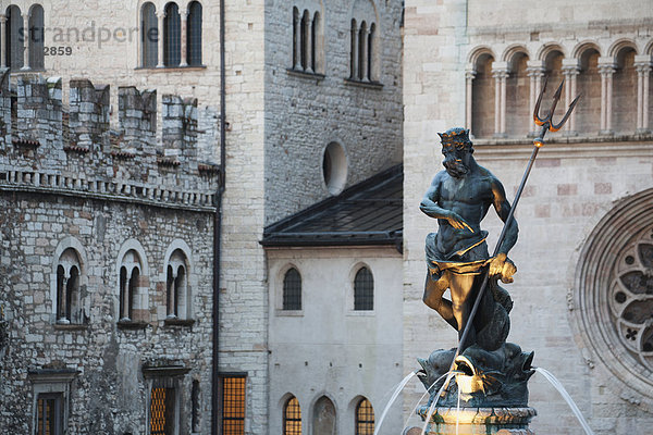 Springbrunnen  Brunnen  Fontäne  Fontänen  Steinmauer  Hintergrund  Kathedrale  Palast  Schloß  Schlösser  Wassermann - Sternzeichen  Zierbrunnen  Brunnen  Italien