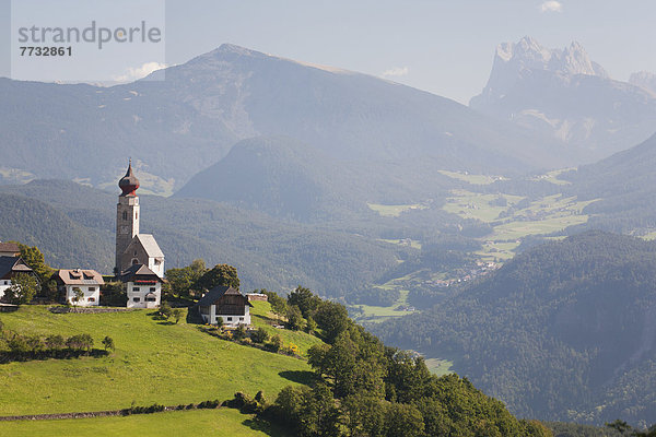 Kuppel Berg Tal Hintergrund Kirche Wiese Zwiebel Dolomiten Trentino Südtirol Bozen Kuppelgewölbe Italien