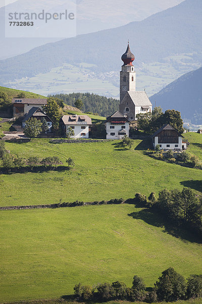 Kuppel Berg Tal Hintergrund Kirche Wiese Zwiebel Dolomiten Trentino Südtirol Bozen Kuppelgewölbe Italien