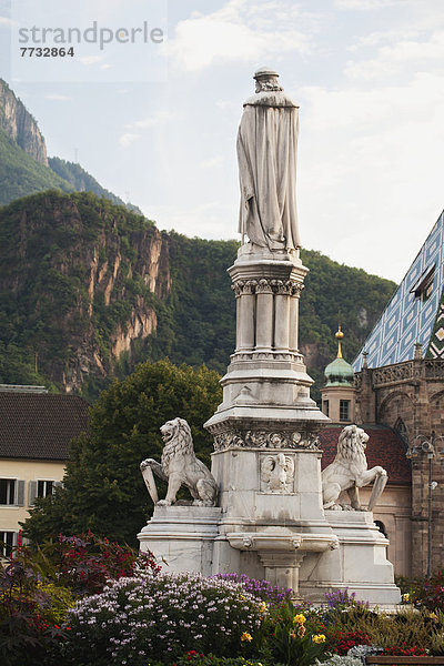 Blume Steilküste Hintergrund Statue umgeben Dolomiten Trentino Südtirol Bozen Italien