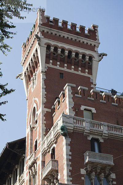 Italien  Lombardei  Ziegelstein-Turm mit weißer Steinverkleidung  Milano