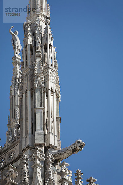 Italien  Lombardei  Nahaufnahme von Kathedrale Turm mit Wasserspeier und blauer Himmel  Milano