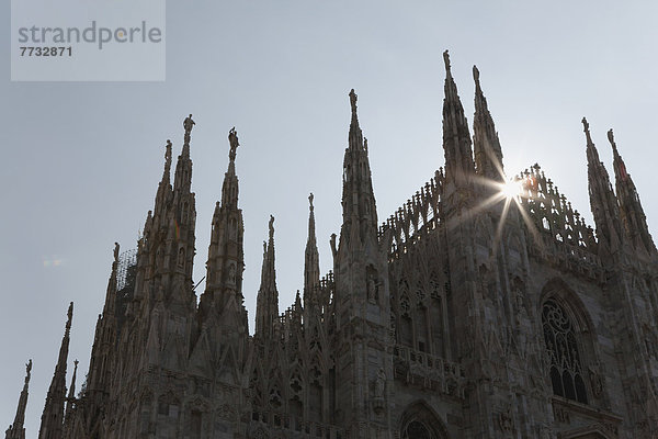 Italien  Lombardei  Nahaufnahme von Kathedrale Türme hinterleuchtet  Milano