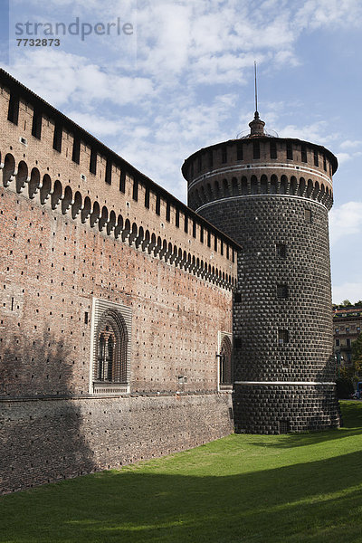 Italien  Lombardei  Sforzas Burgmauer und runder Turm mit blauem Himmel  Milano