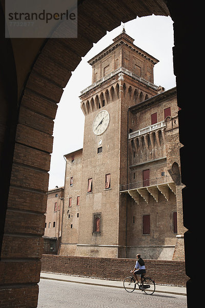 Palast  Schloß  Schlösser  Fahrradfahrer  Ziegelstein  Torbogen  Rahmen  Emilia-Romangna  Ferrara  Italien