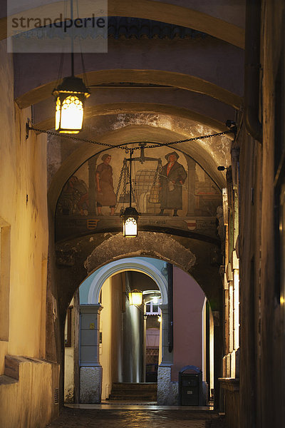 Korridor  Korridore  Flur  Flure  Nacht  Straße  Brücke  Lampe  Trentino Südtirol  Bozen  Freske  Italien