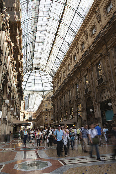 Italien  Lombardei  Fußgänger im Durchgang mit gewölbter Glasdecke  Milano