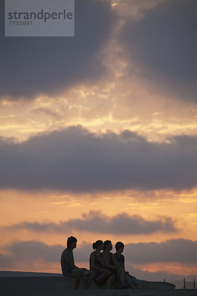 sitzend  4  Mensch  Menschen  Sonnenuntergang  Fenstersims  Zypern
