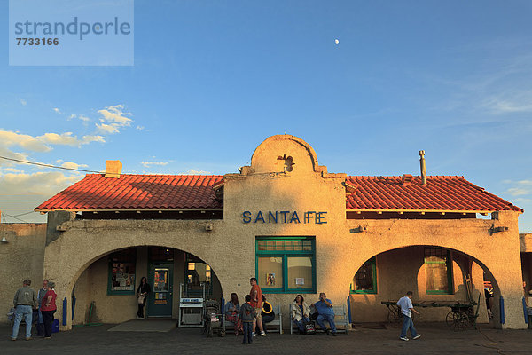 Vereinigte Staaten von Amerika USA warten Passagier New Mexico Santa Fe Haltestelle Haltepunkt Station Zug