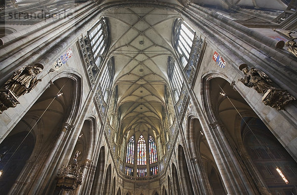 niedrig  Prag  Hauptstadt  Fenster  Glas  Schmutzfleck  verziert  Torbogen  Tschechische Republik  Tschechien  Ansicht  Flachwinkelansicht  Gewölbe  Winkel  Decke