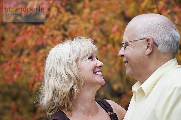 Zusammenhalt  Fröhlichkeit  Ehepaar  Zeit  reifer Erwachsene  reife Erwachsene  Geld ausgeben  Zeit verbringen  Alberta  Kanada  Edmonton  Jahreszeit