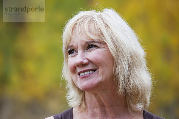 Farbaufnahme  Farbe  Portrait  Frau  lächeln  reifer Erwachsene  reife Erwachsene  Herbst  Alberta  Kanada  Edmonton