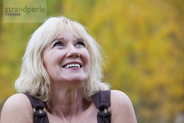 Farbaufnahme  Farbe  Frau  lächeln  reifer Erwachsene  reife Erwachsene  Herbst  Alberta  Kanada  Edmonton