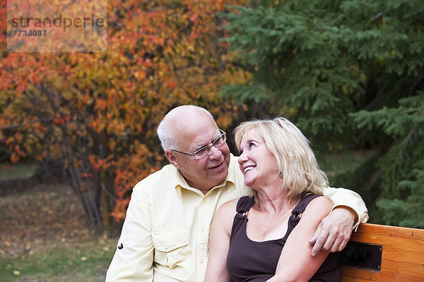 Ehepaar  Sitzbank  Bank  reifer Erwachsene  reife Erwachsene  Alberta  Kanada  Edmonton
