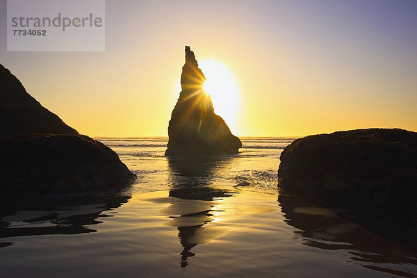 Vereinigte Staaten von Amerika  USA  niedrig  Felsbrocken  Strand  Sonnenuntergang  Gezeiten  Anordnung  Bandon  Oregon