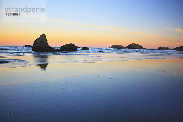Vereinigte Staaten von Amerika  USA  niedrig  Felsbrocken  Strand  Sonnenuntergang  Spiegelung  Gezeiten  Anordnung  Bandon  Oregon