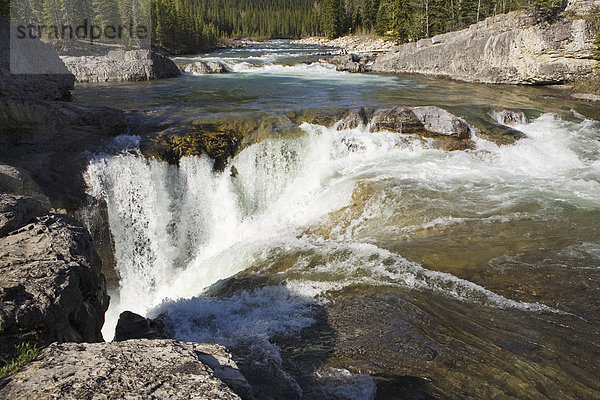Felsbrocken  Berg  Hektik  Druck  hektisch  Steilküste  Fluss  Wasserfall  Ländliches Motiv  ländliche Motive  Sperre  Kananaskis Country  Alberta  Kanada