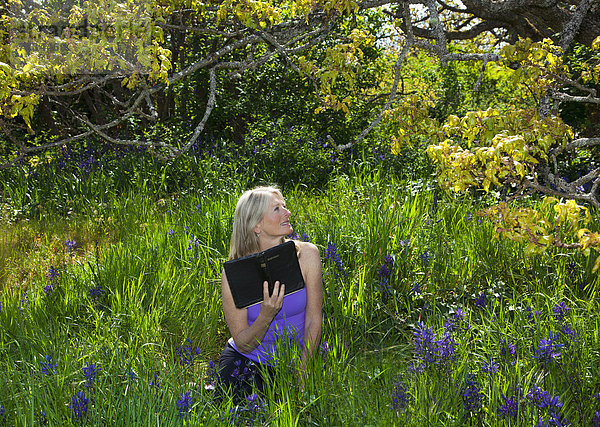 Frau  Feld  Wildblume  Bibel  British Columbia  Kanada  vorlesen