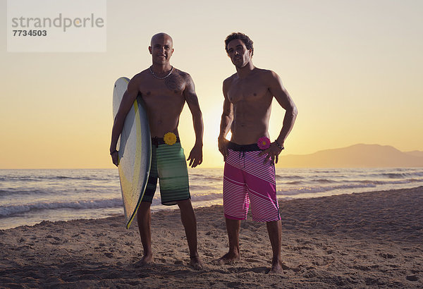 stehend  Mann  Strand  Surfboard  2  jung  Andalusien  Cadiz  Spanien  Tarifa